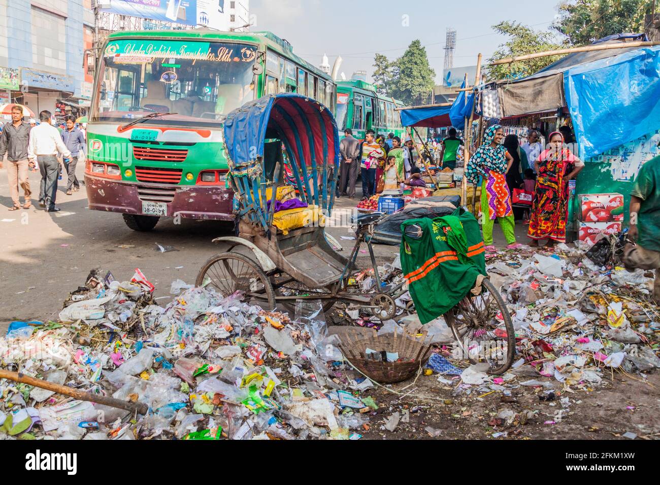 DHAKA, BANGLADESCH - 20. NOVEMBER 2016: Blick auf eine Straße in Gulistan, Dhaka, Bangladesch Stockfoto