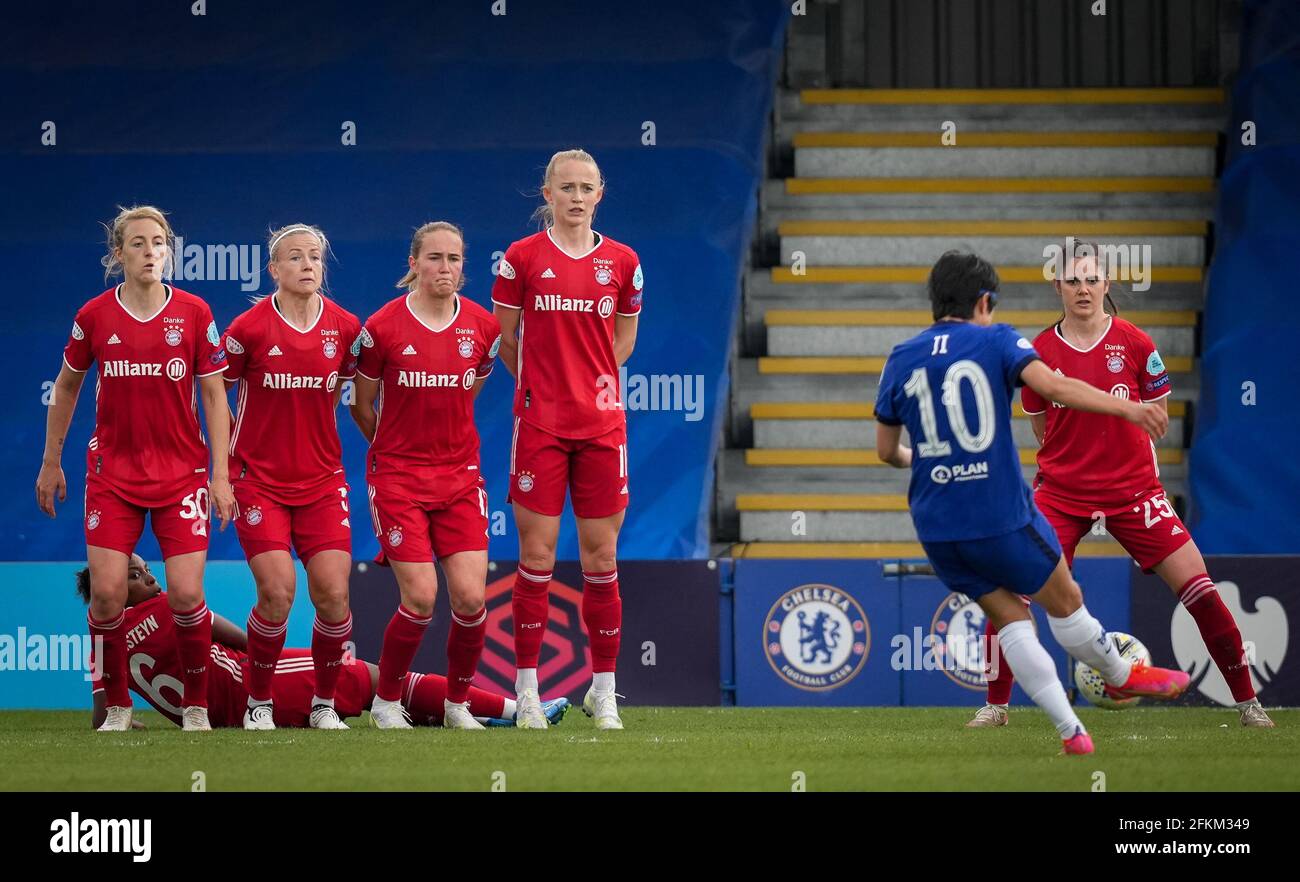 Kingston, Großbritannien. Mai 2021. Bayern München Wall als Ji so-yun von Chelsea Women einen Freistoß macht, der zum Chelsea 2. Tor während des 2. Halbfinales der UEFA Women's Champions League hinter verschlossenen Türen zwischen Chelsea Women und den Frauen des FC Bayern München im Kingsmeadow Stadium, Kingston, führt. England am 2. Mai 2021. Foto von Andy Rowland. Quelle: Prime Media Images/Alamy Live News Stockfoto