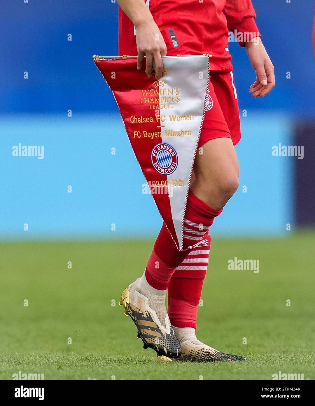 Kingston, Großbritannien. Mai 2021. Bayern München Spieltag Wimpel beim 2. Halbfinale der UEFA Women's Champions League hinter verschlossenen Türen Spiel zwischen Chelsea Women und den Frauen des FC Bayern München am 2. Mai 2021 im Kingsmeadow Stadium, Kingston, England. Foto von Andy Rowland. Quelle: Prime Media Images/Alamy Live News Stockfoto