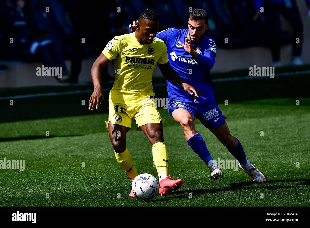 VILLAREAL, SPANIEN - 2. MAI: Pervis Estupinan von der CF Villarreal und Nemanja Maksimovic von der CF Getafe während des La Liga Santander Spiels zwischen CF Villarreal und CF Getafe am 2. Mai 2021 im Estadio de la Ceramica in Villareal, Spanien (Foto: Pablo Morano/Orange Picches) Stockfoto