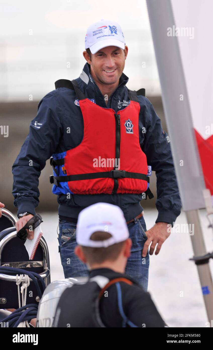 BEN AINSLIE GIVEING GLEN MOORE EINE SEGELSTUNDE.. 30/6/2011. BILD DAVID ASHDOWN Stockfoto