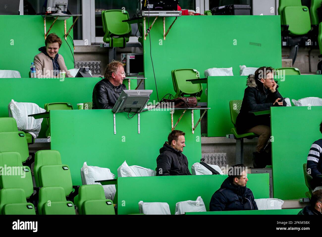 GRONINGEN, NIEDERLANDE - 2. MAI: Presse und Journalisten während des niederländischen Eredivisie-Spiels zwischen dem FC Groningen und Sparta Rotterdam im Hitachi Capital Mobility Stadium am 2. Mai 2021 in Groningen, Niederlande (Foto: Henk Jan Dijks/Orange Pictions) Stockfoto