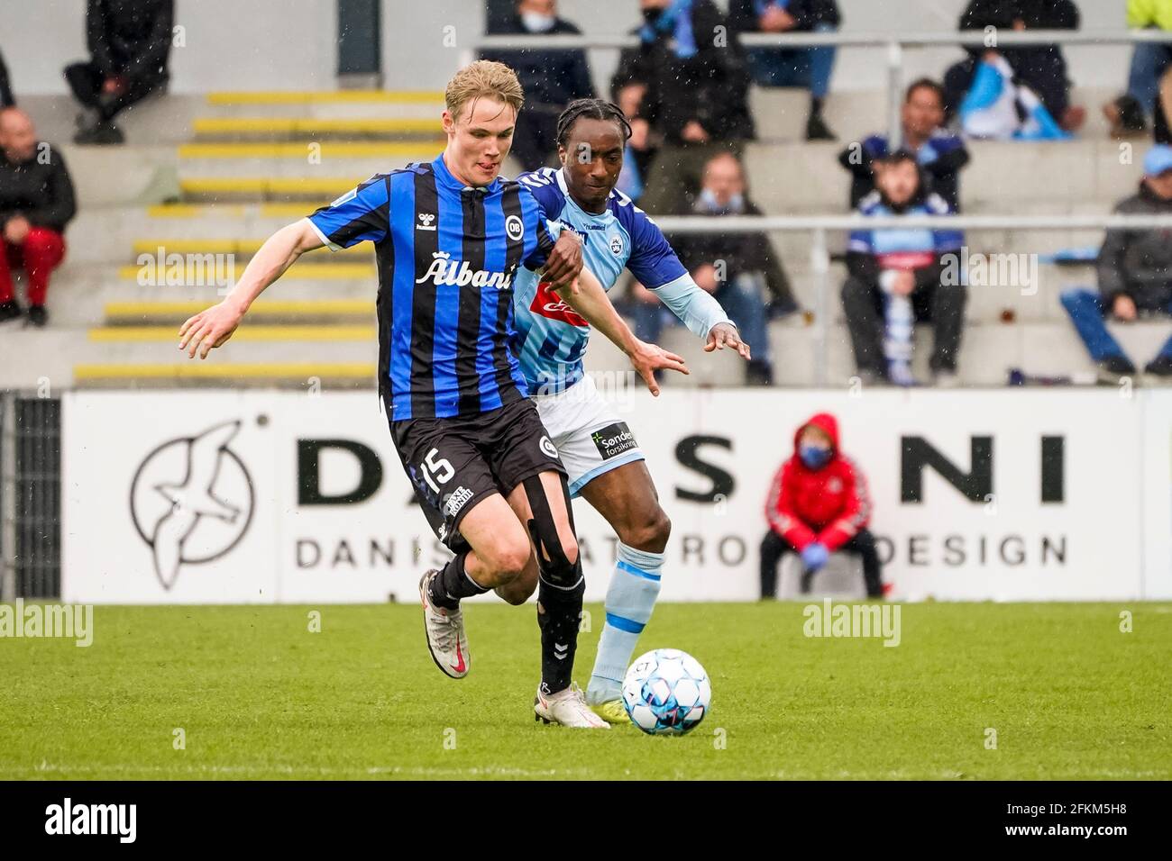 Haderslev, Dänemark. Mai 2021. Jeppe Simonsen (21) aus Soenderjyske und Max Fenger (15) aus ob, die während des 3F-Superliga-Spiels zwischen Soenderjyske und Odense Boldklub im Sydbank Park in Haderslev gesehen wurden. (Foto: Gonzales Photo/Alamy Live News Stockfoto