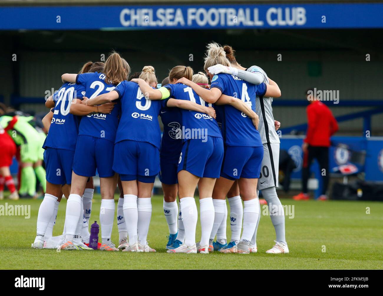 Kingston upon Thames, Großbritannien. Februar 2018. KINGSTON UPON THAMES, Großbritannien, 02. MAI: Chelsea-Spieler vor dem Start während des Halbfinales der Champions League zwischen den Damen Chelsea Women und FC Bayern München am 02. Mai 2021 in Kingsmeadow, Kingston upon Thames Credit: Action Foto Sport/Alamy Live News Stockfoto