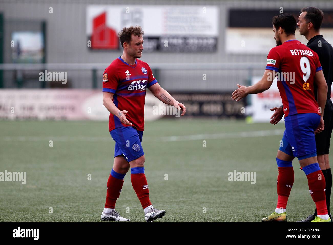 SUTTON, Großbritannien, MAI 01: Ricky Miller von Aldershot Town wird während der National League zwischen Sutton durch Mohamed Bettamer von Aldershot Town ersetzt Stockfoto