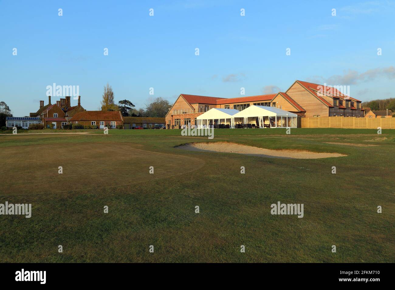 Heacham Manor Hotel, Golfplatz, Clubhaus, Terrasse, Pavillon, 18. Grün, Norfolk, England, Großbritannien Stockfoto