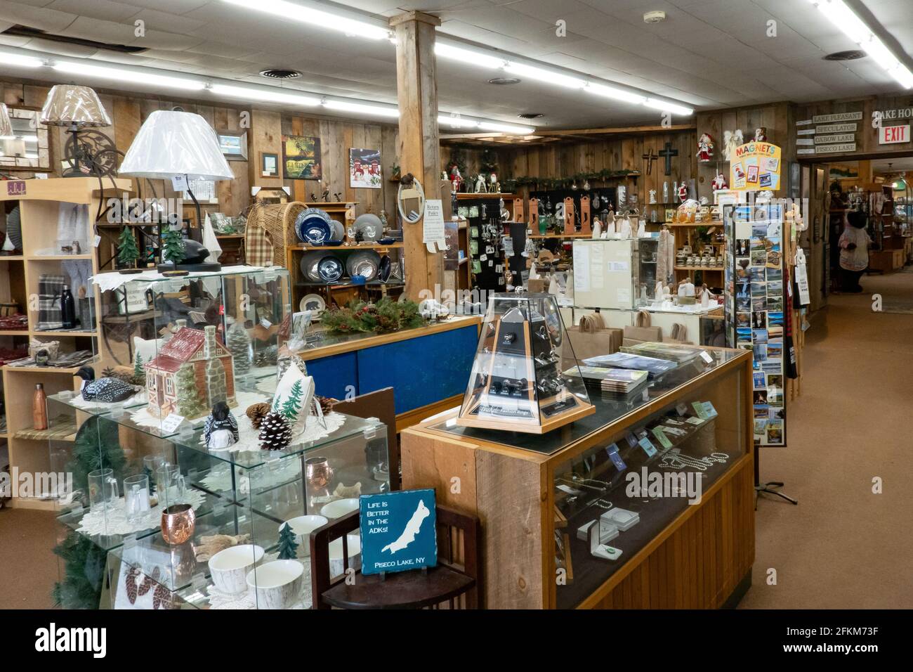 Geschenkartikel werden im historischen Kaufhaus Speculator in Speculator, NY, USA, zum Verkauf angeboten Stockfoto