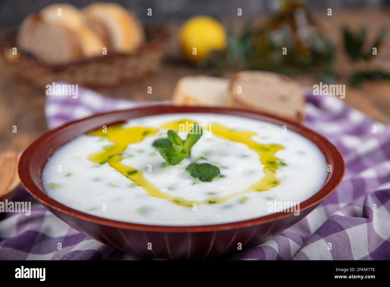 Cacik (traditionelle türkische Joghurt-Tapas). Traditionelles ...