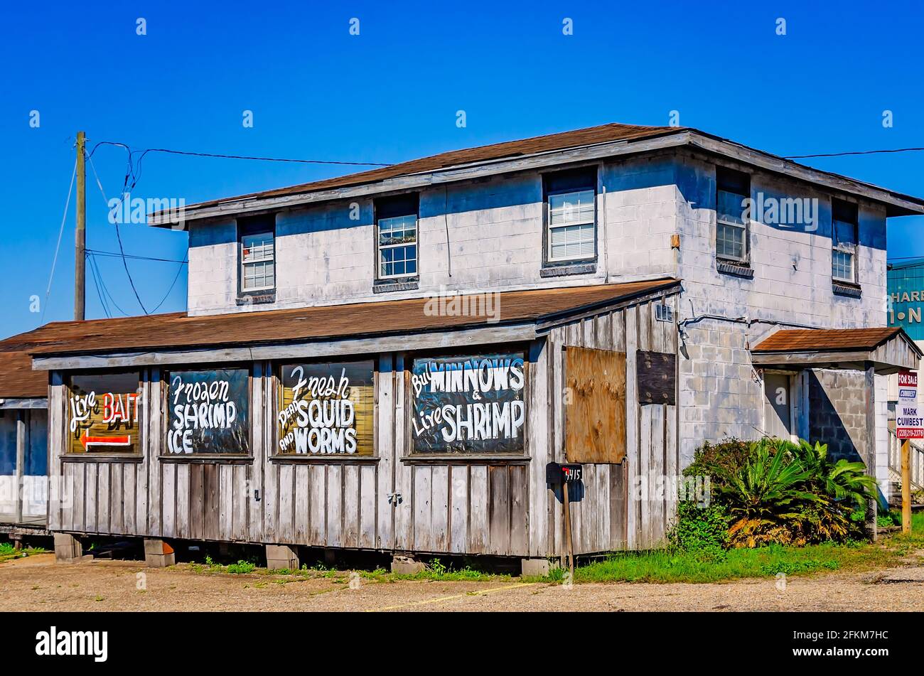 Ein Köderladen überblickt den Escatawpa River an der Bootsanlegestelle des Riverfront Park, 25. April 2021, in Moss Point, Mississippi. Stockfoto