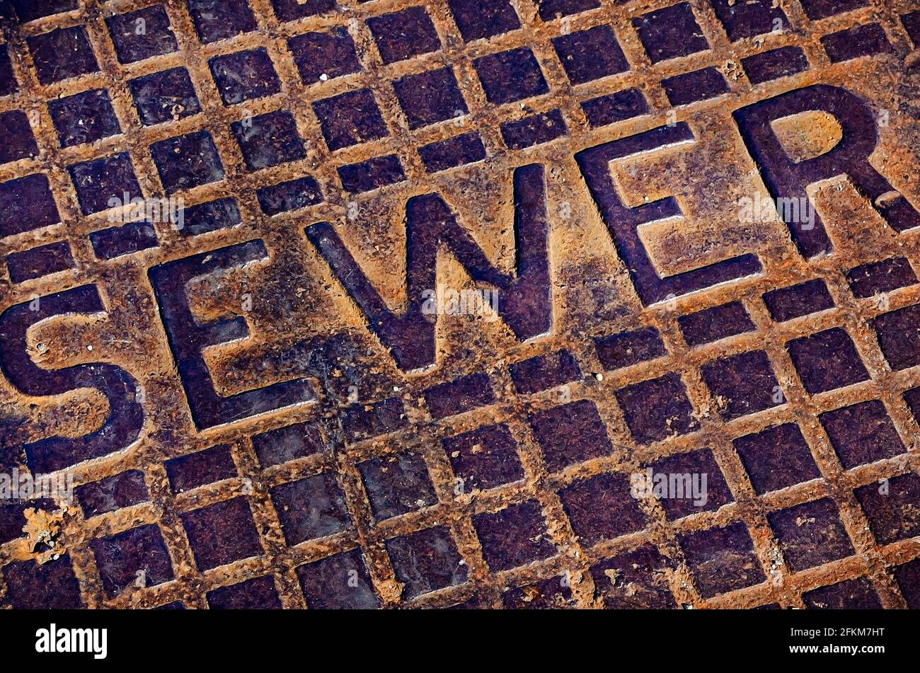Ein verrosteter Kanaldeckel ist in der Innenstadt am 25. April 2021 in Moss Point, Mississippi, abgebildet. Stockfoto