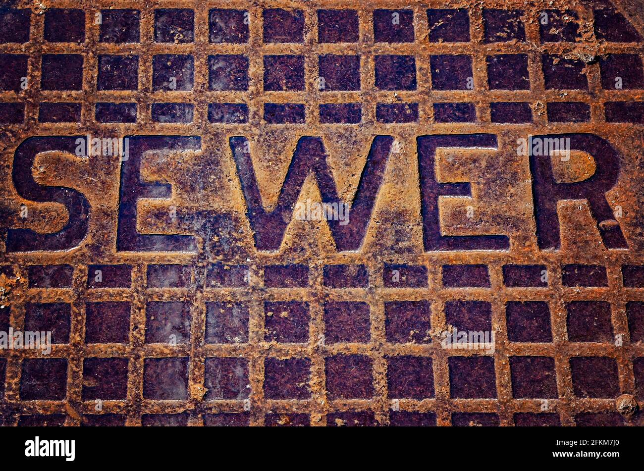 Ein verrosteter Kanaldeckel ist in der Innenstadt am 25. April 2021 in Moss Point, Mississippi, abgebildet. Stockfoto