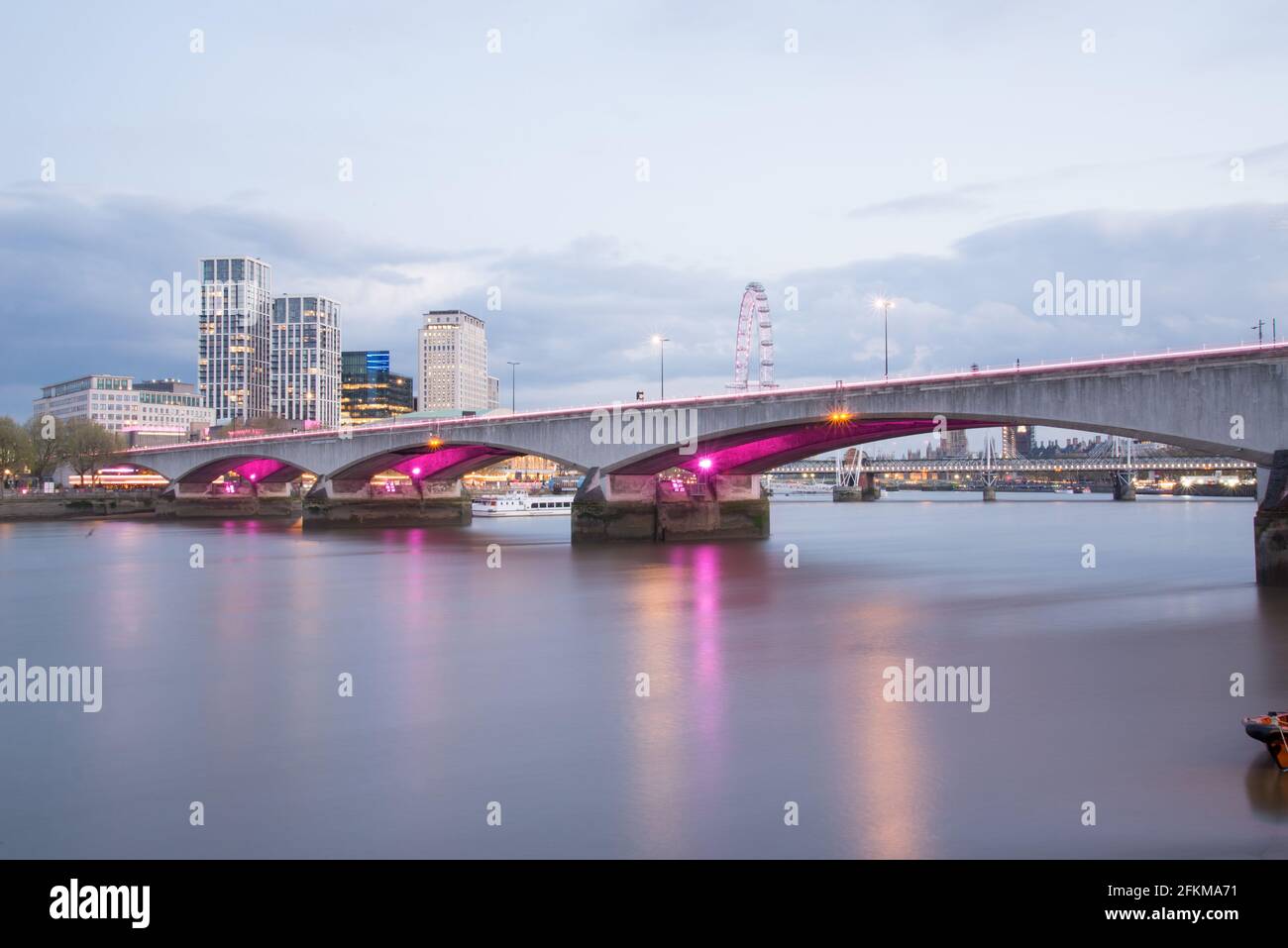 Beleuchtete River Waterloo Bridge von Giles Gilbert Scott Lifschutz Davidson Sandilands Leo Villareal Studio Stockfoto