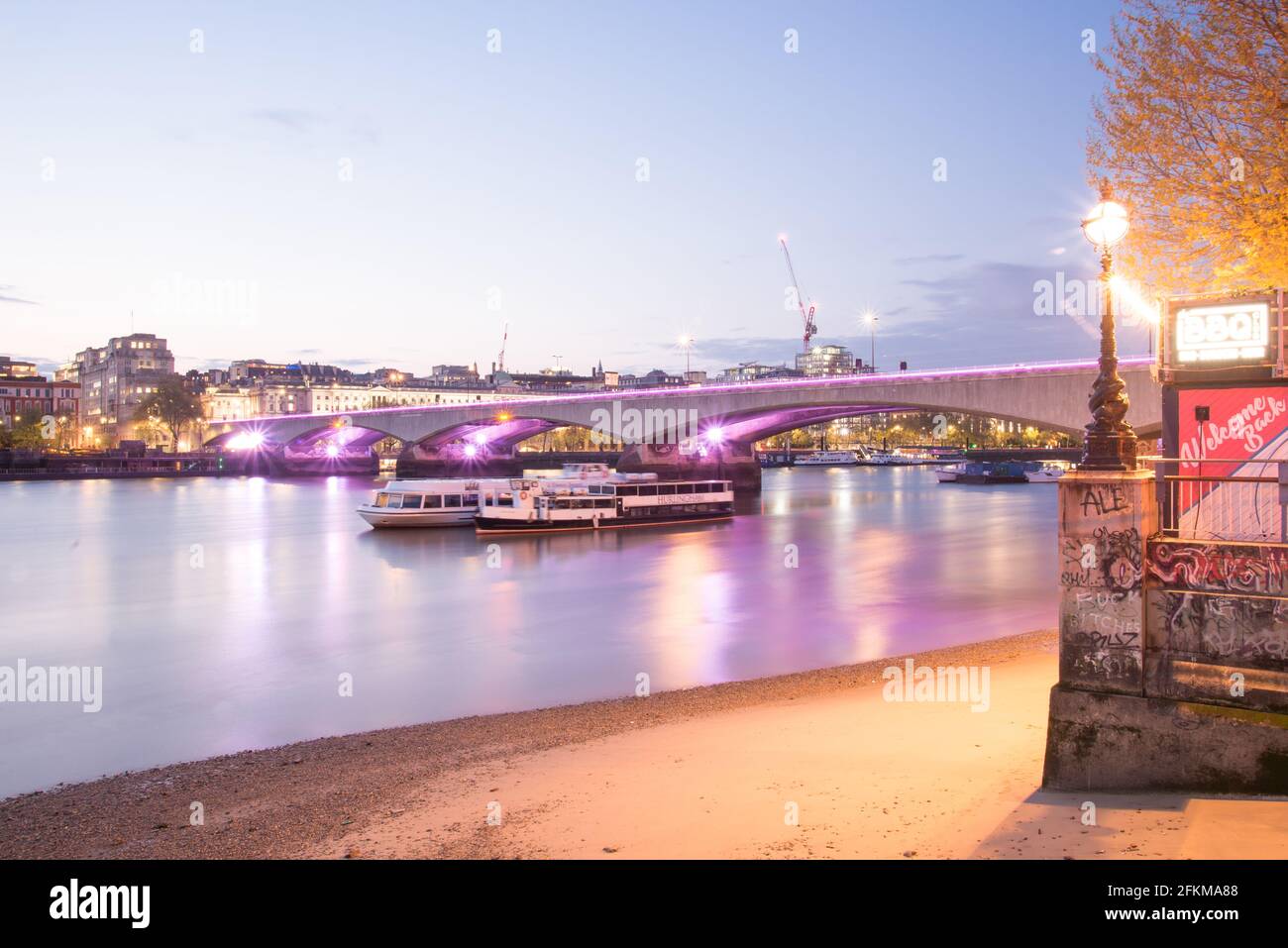 Beleuchtete River Waterloo Bridge von Giles Gilbert Scott Lifschutz Davidson Sandilands Leo Villareal Studio Stockfoto