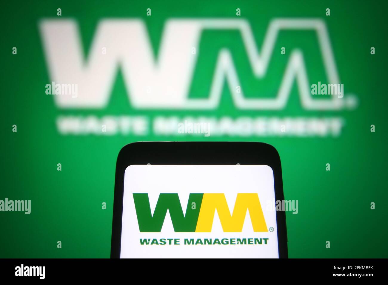 In dieser Abbildung ist ein Abfallmanagement-Logo auf einem Smartphone und einem pc-Bildschirm zu sehen. Stockfoto