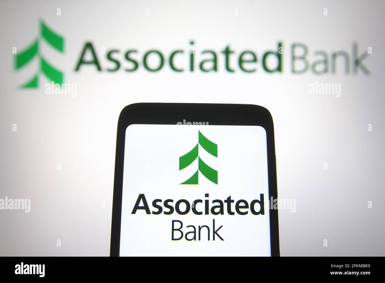 Ukraine. Mai 2021. In dieser Abbildung ist ein Logo der Associated Bank von Associated Banc-Corp einer Bank-Holding auf einem Smartphone und einem pc-Bildschirm zu sehen. (Foto von Pavlo Gonchar/SOPA Images/Sipa USA) Quelle: SIPA USA/Alamy Live News Stockfoto