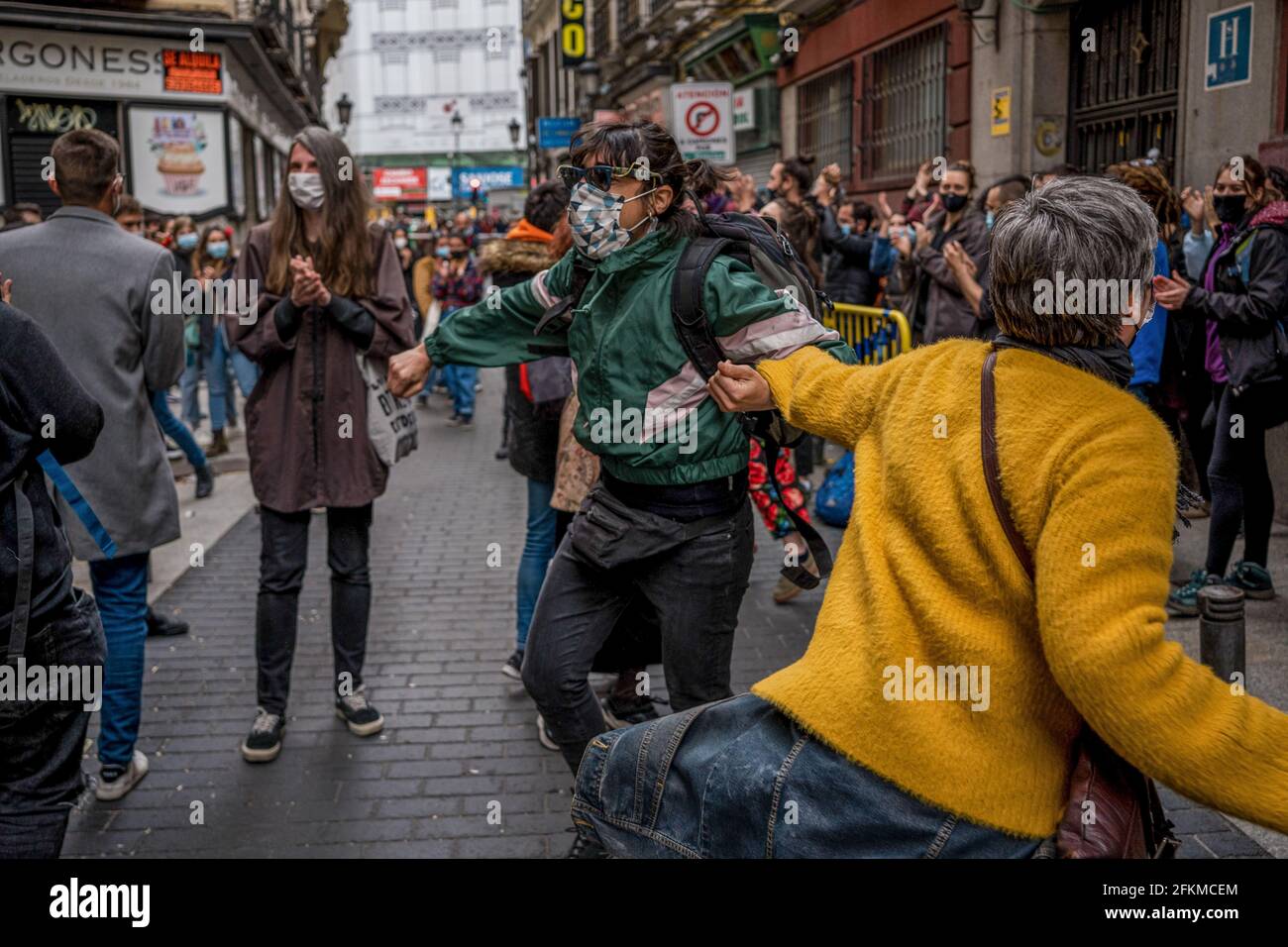 Aktivisten feiern vor dem Hostal Cantabrico in der Calle de la Cruz, 3 und 5 'La Ingobernable', einem besetzten und selbstverwalteten sozialen Zentrum der Nachbarschaft. Heute Morgen sind Dutzende von Aktivisten von La Ingobernable illegal eingedrungen und haben ein weiteres verlassenes Gebäude in der Innenstadt von Madrid besetzt. Das Gebäude befindet sich in der Calle de la Cruz 3 und 5, seit 2016 verlassen und im Besitz der Brüder Fernández Luengo, die für ihre Marco Aldany Franchise bekannt sind. Trotz der Räumungsversuche der spanischen Polizei konnten Dutzende von Demonstranten dies verhindern. Stockfoto