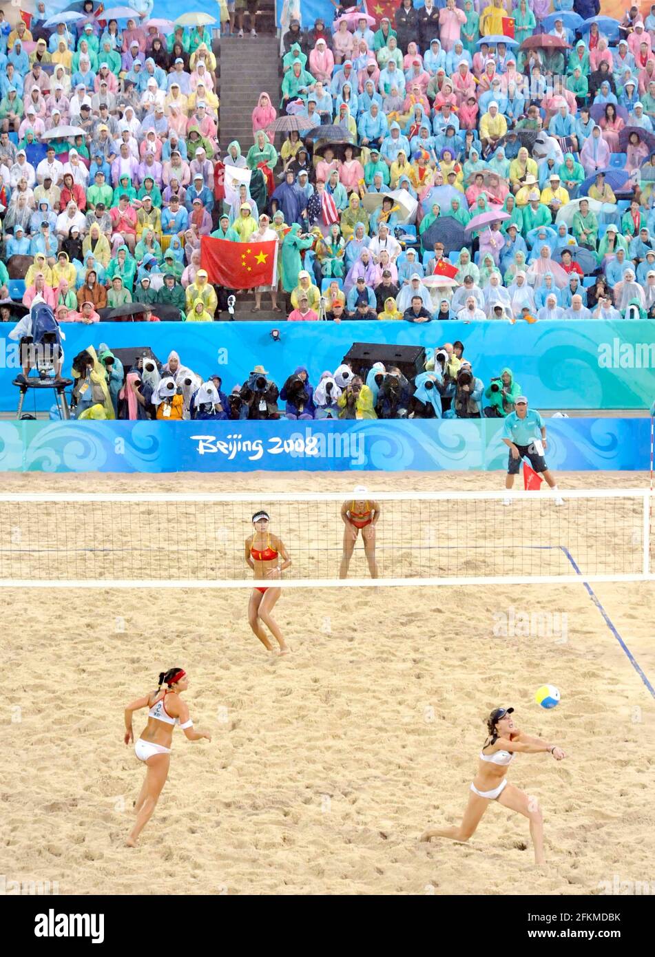 OLYMPISCHE SPIELE PEKING 2008. 13. TAG 21/8/08 WOMAN'S S BEACH VOLLEYBALL UAS V CHINA GOLDMEDAILLENSPIEL. MISTY MAY-TREANOR (LINKS) & KERRI WALSH V JIA TIAN & JIF WANG (CHN). BILD DAVID ASHDOWN. Stockfoto