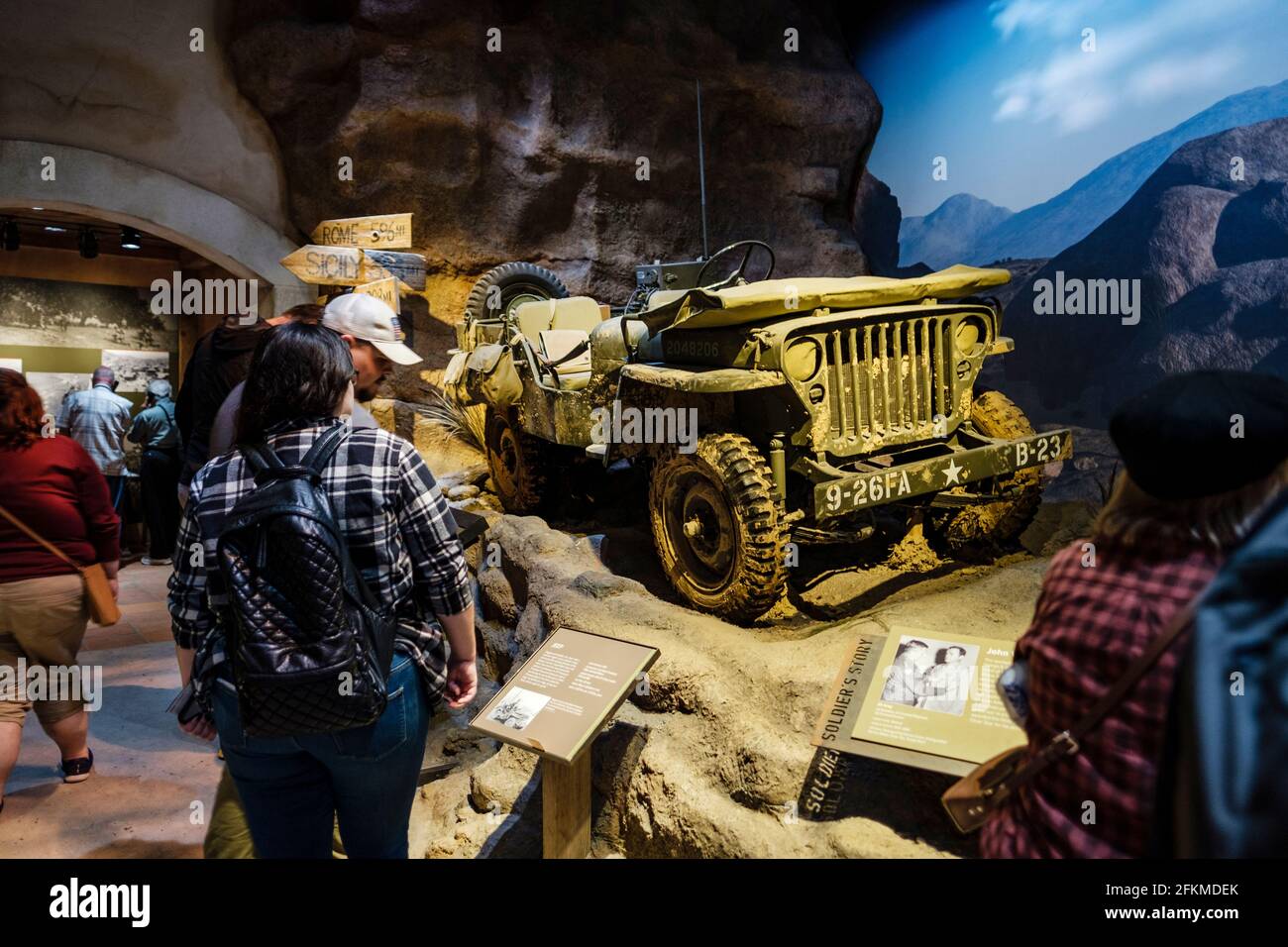 Besucher des Museums, des Militärjeeps, der während des Zweiten Weltkriegs genutzt wurde, des National WWII Museum, New Orleans, Louisiana, USA Stockfoto