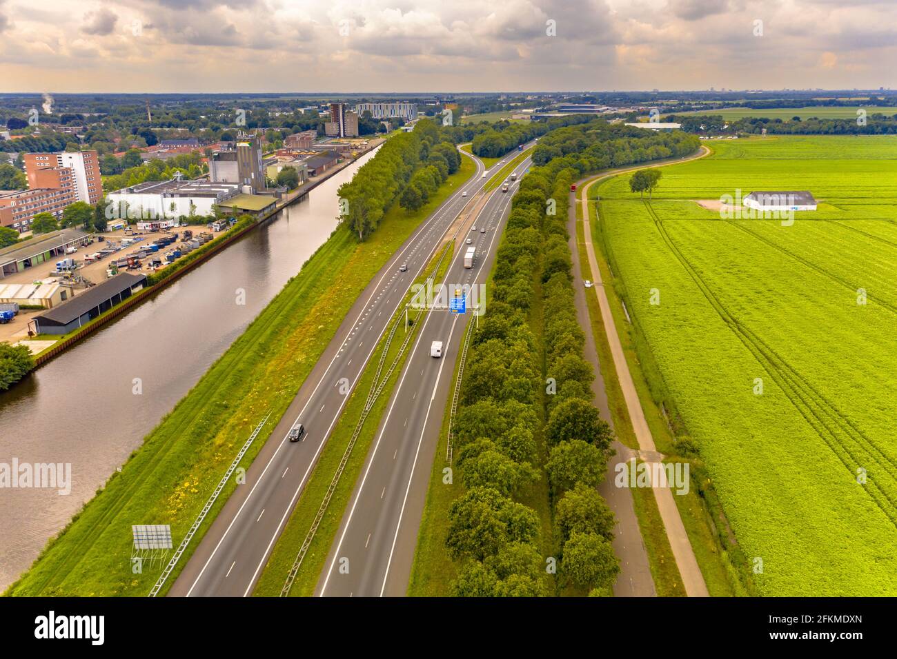 A7 Autobahn zwischen einem Kanal und der Landschaft in der Nähe von Hoogezand Sappemeer, Provinz Groningen, Niederlande. Stockfoto