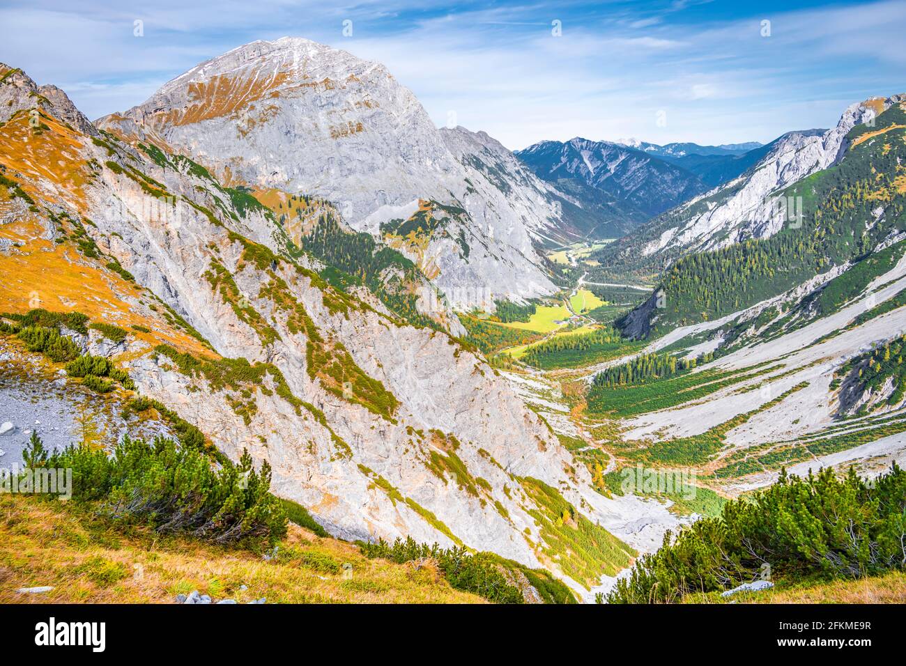 Falzthurnthal im Herbst, Berge und Bergtäler, Aussicht, eng, Hinterriss Gemeinde, Karwendelgebirge, Alpenpark Karwendel, Tirol, Österreich Stockfoto