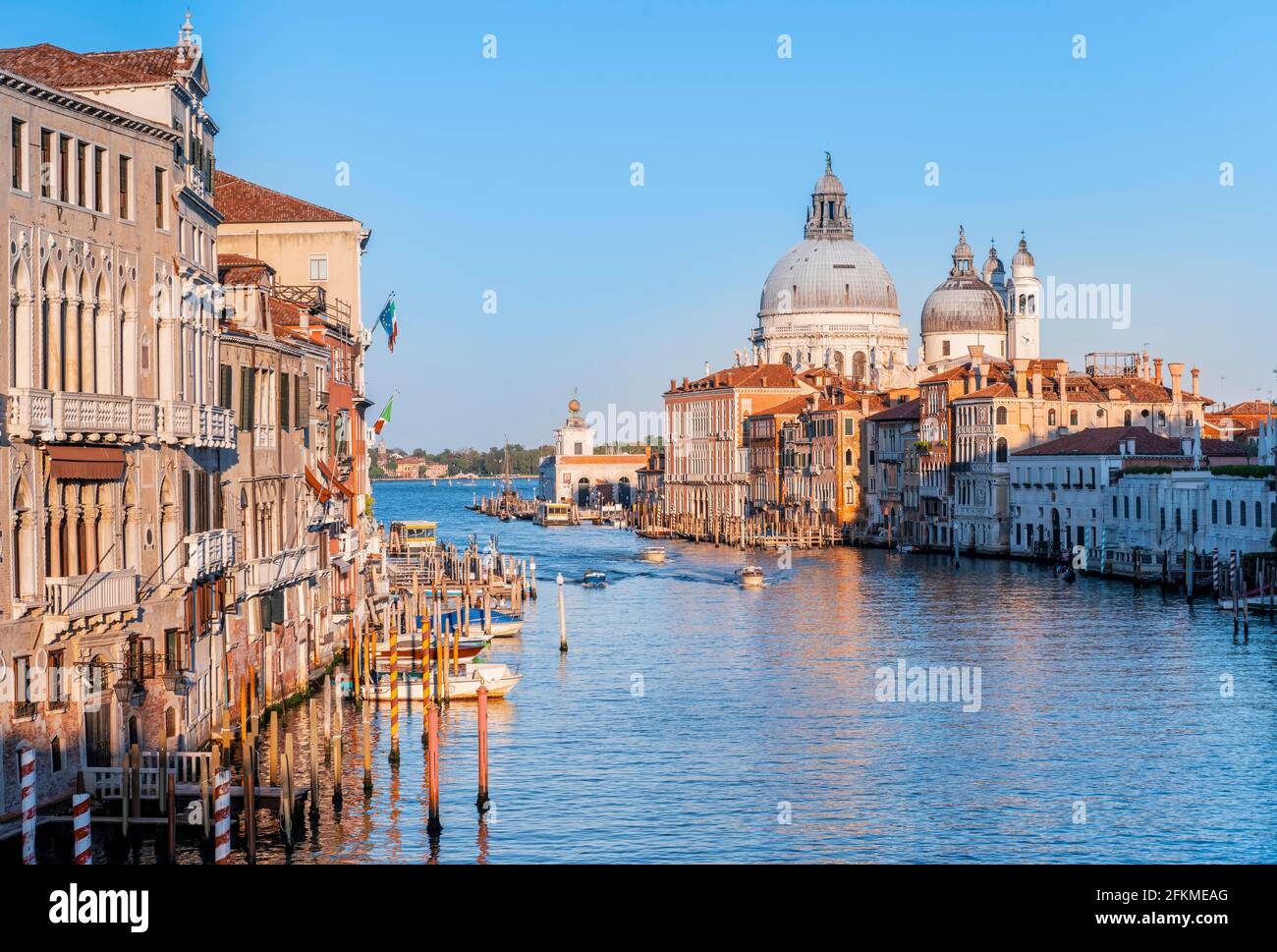 Blick von der Ponte dell'Accademia auf den Canale Grande und die Basilika Santa Maria della Salute, Venedig, Venetien, Italien Stockfoto