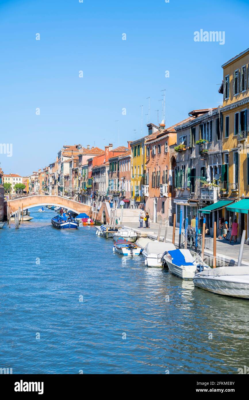 Boote auf einem Kanal, bunte Häuser in Venedig, Venetien, Italien Stockfoto