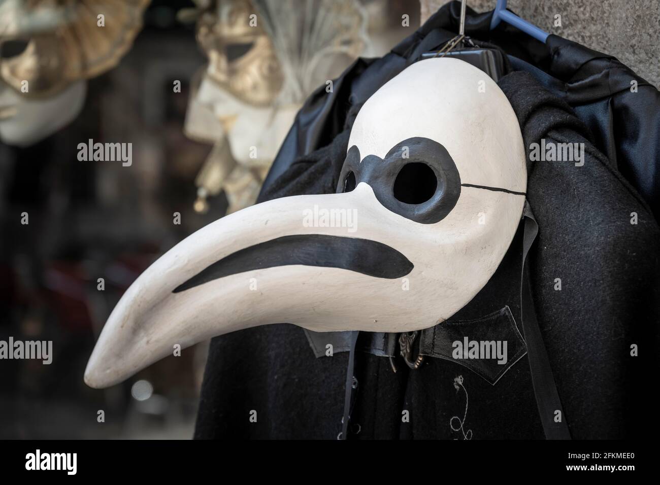 Venezianische Karnevalsmaske, Pestarzt, im Schaufenster, Venedig, Venetien, Italien Stockfoto
