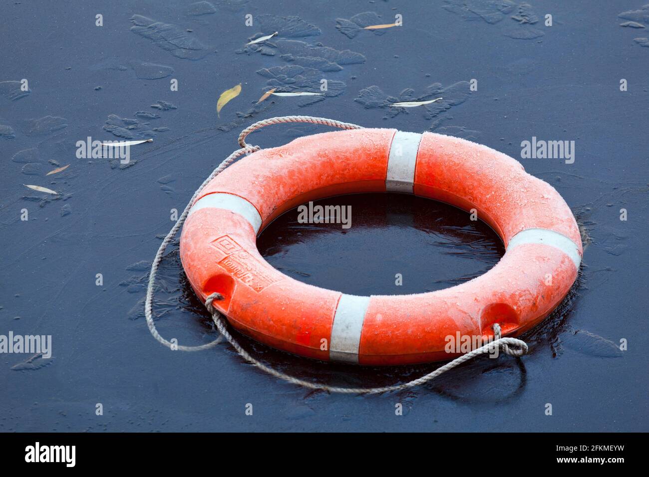 Rettungsgurt gefroren im Eis, auf gefrorener Alster, Eisschicht, Hamburg, Deutschland Stockfoto