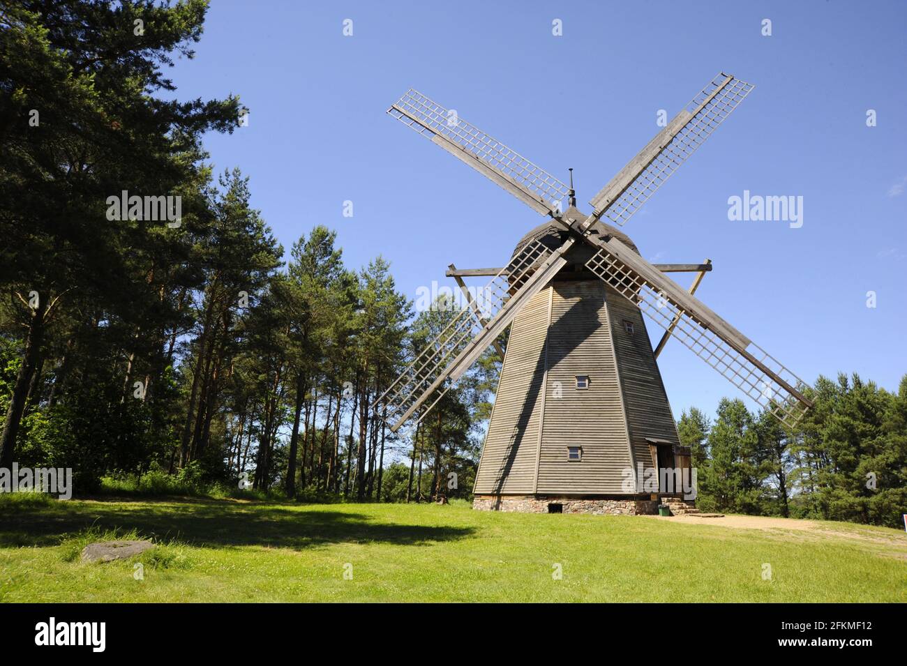 Windmühle, Muzeum Budownicka Ludowego Park Etnograficzny, Freilichtmuseum für traditionelle Architektur, Bauernhöfe und Kirchen in Ostpreußen Stockfoto