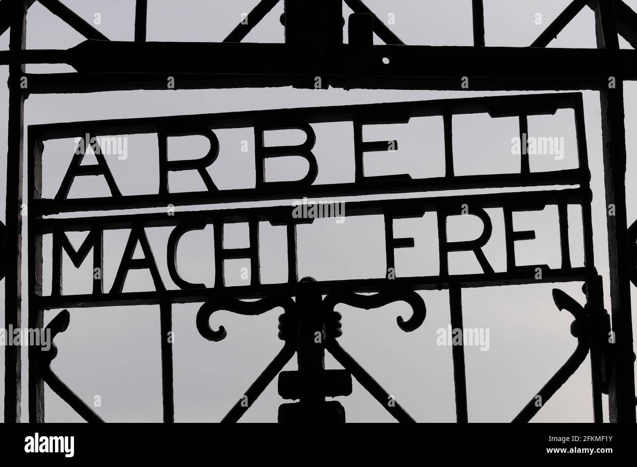Tor mit Inschrift, ehemaliges Konzentrationslager Dachau, Gedenkstätte, München, Bayern, Arbeit macht frei, Deutschland Stockfoto