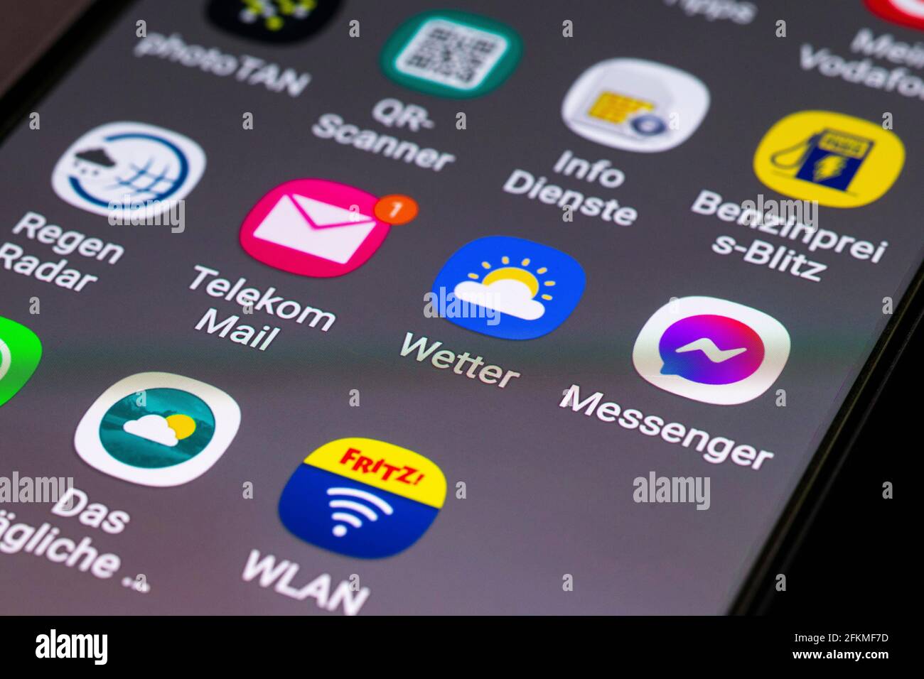 Telekom Mail, Wetter, Messenger, Logo, App-Icon, Anzeige auf einem mobilen Bildschirm, Smartphone Stockfoto