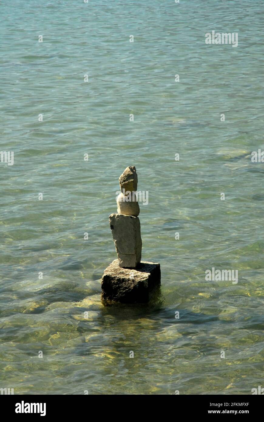 Gestapelte Steine auf See, Gleichgewicht, Gleichgewicht, Gleichgewicht Stockfoto