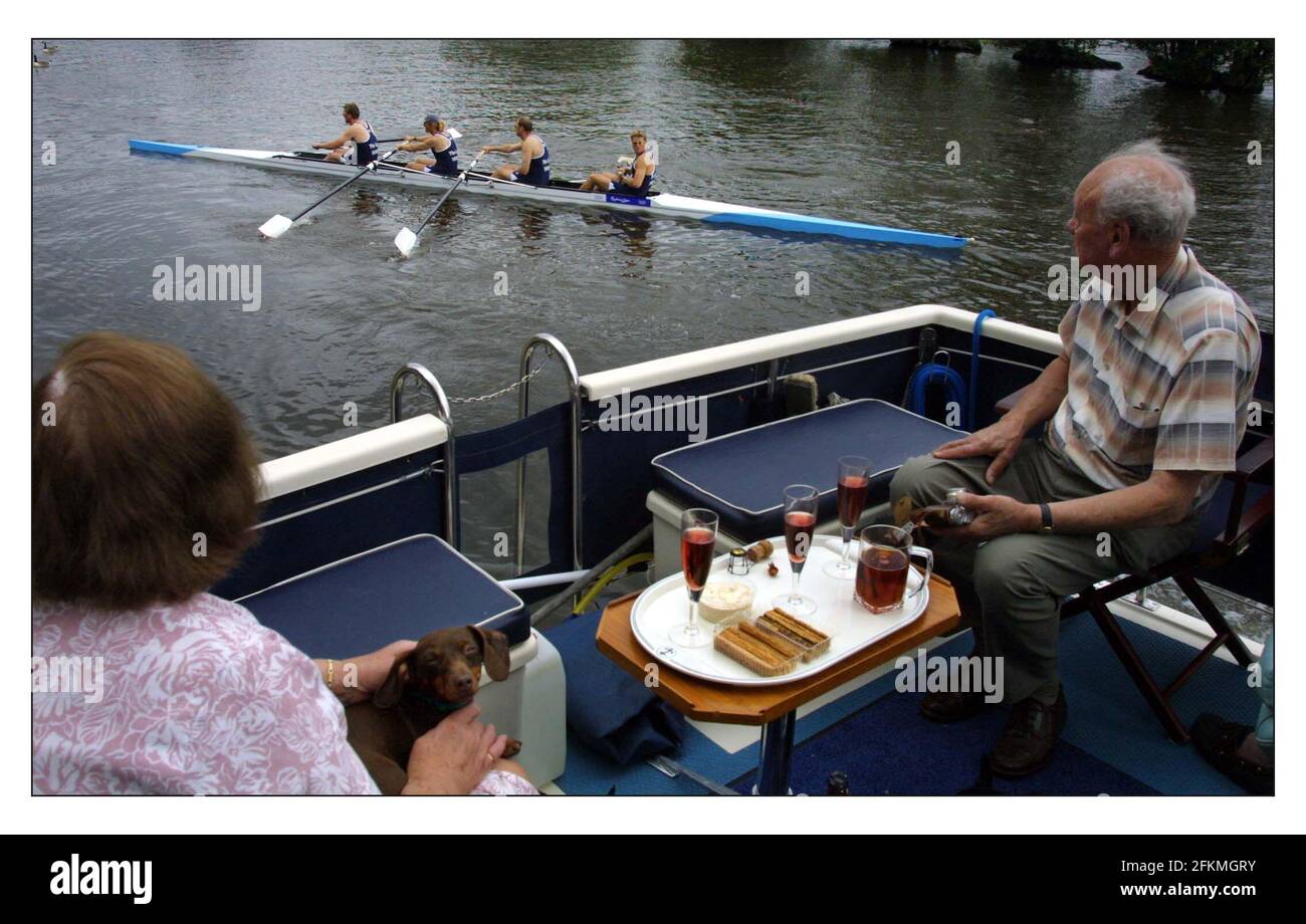 SIR Steve Redgrave,Mathew Pinsent,James Cracknell und Tim Foster rudern zum letzten Mal das Boot, in dem sie Olympisches Gold in Sydney zum River and Rowing Museum in Henley-on-Thames gewannen Stockfoto