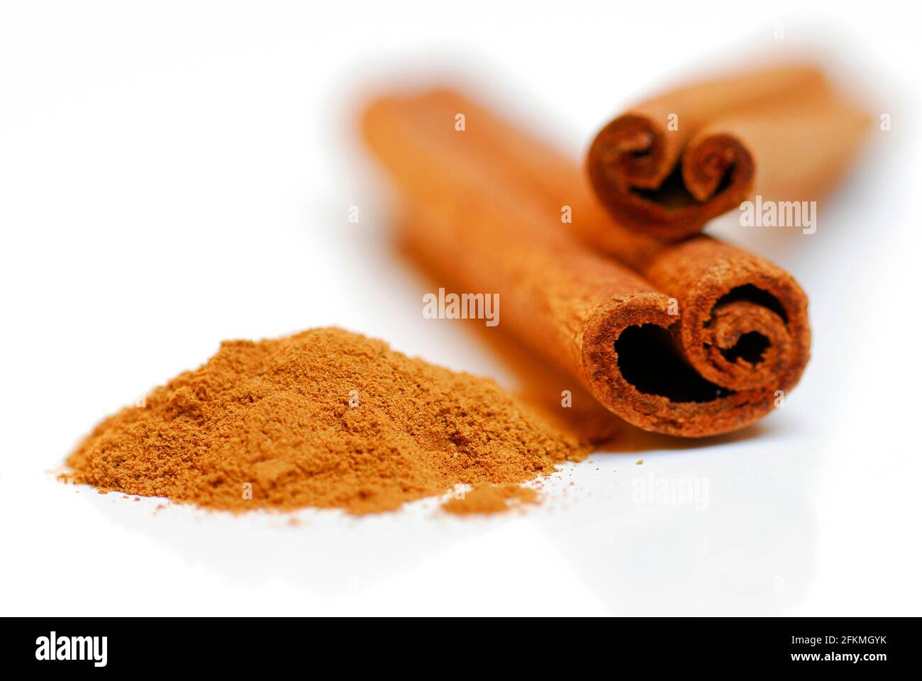 Cinnamonpuder und Sticks, Cassia, Ceylon Stockfoto