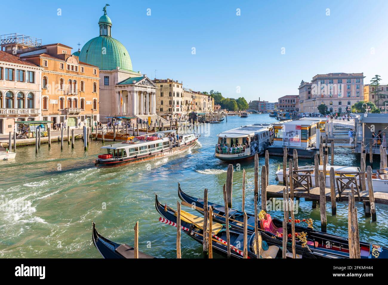 Gondeln und Boote auf dem Canal Grande mit der Kirche San Simeone Piccolo an der Ponte degli Scalzi, Venedig, Venetien, Italien Stockfoto