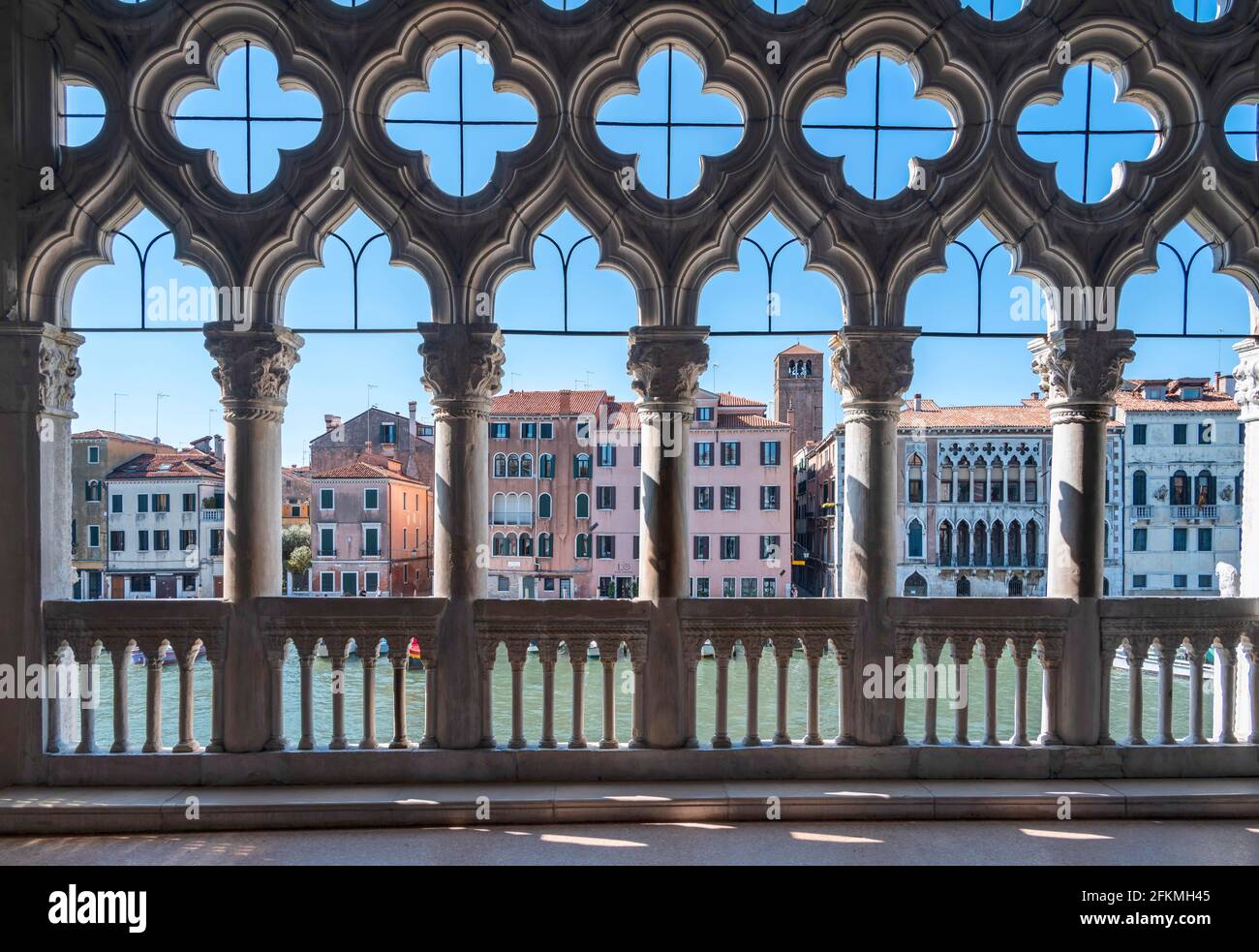 Balkon mit Säulen, Blick vom Palast Ca' d'Oro, Venedig, Venetien, Italien Stockfoto