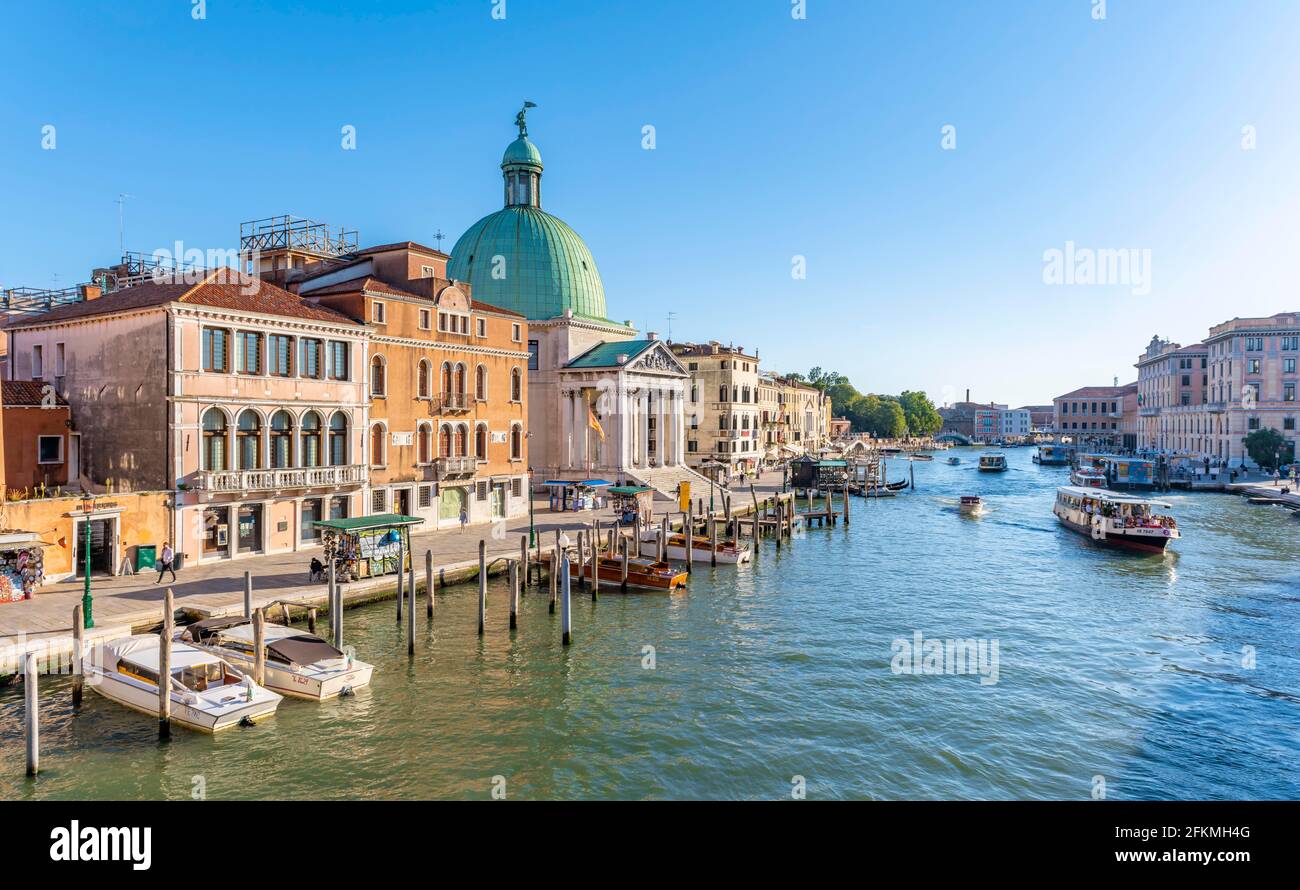 Boote auf dem Canal Grande mit der Kirche San Simeone Piccolo auf der Ponte degli Scalzi, Venedig, Venetien, Italien Stockfoto