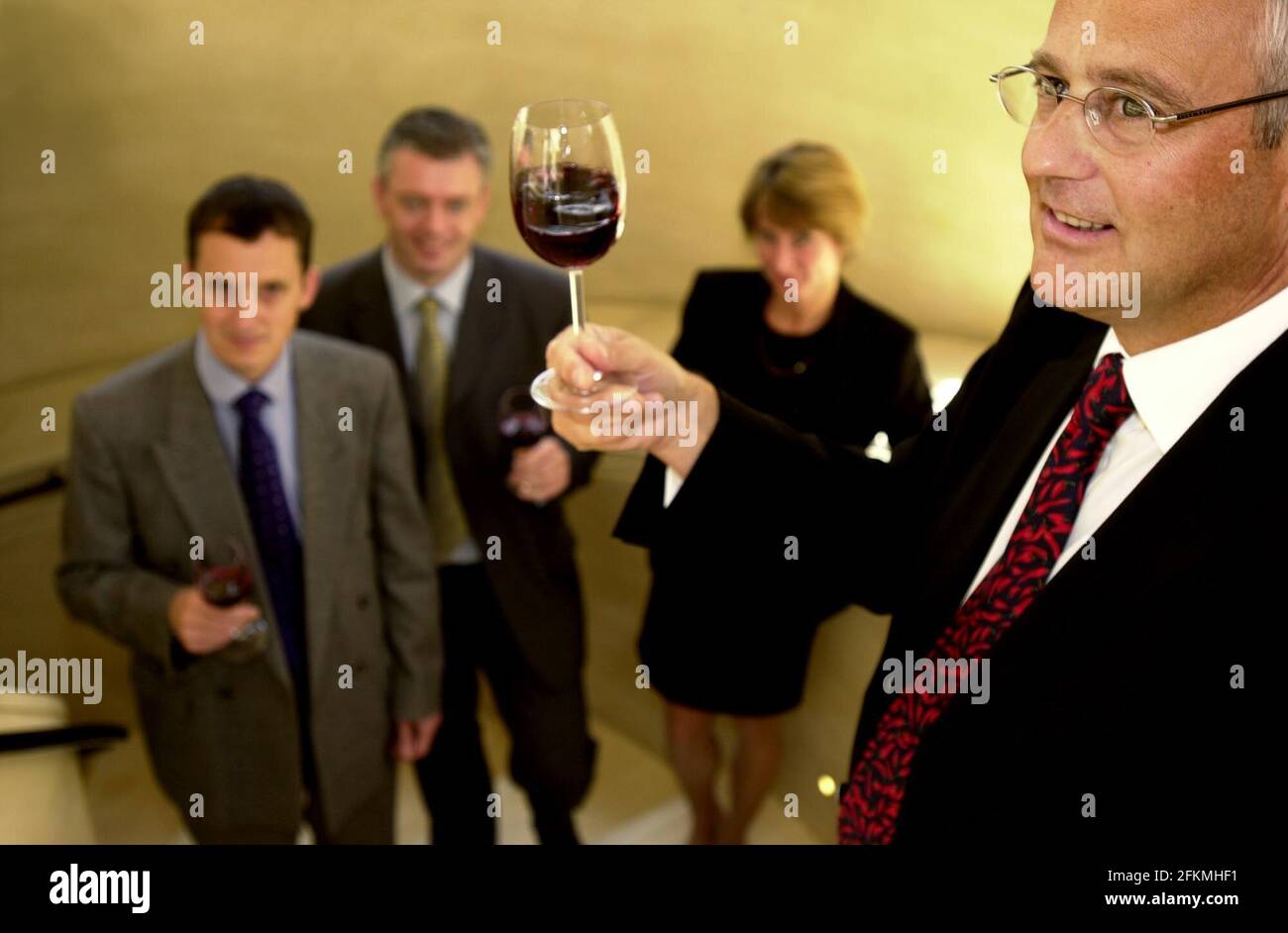 Paul Boutinot August 2001 Gründer der Boutinot Wine Company abgebildet Mit VON LINKS NACH RECHTS Dennis Whitely Geschäftsführer - Michael Moriarty Finance Director – Lynne Flatman Marketing Director Stockfoto