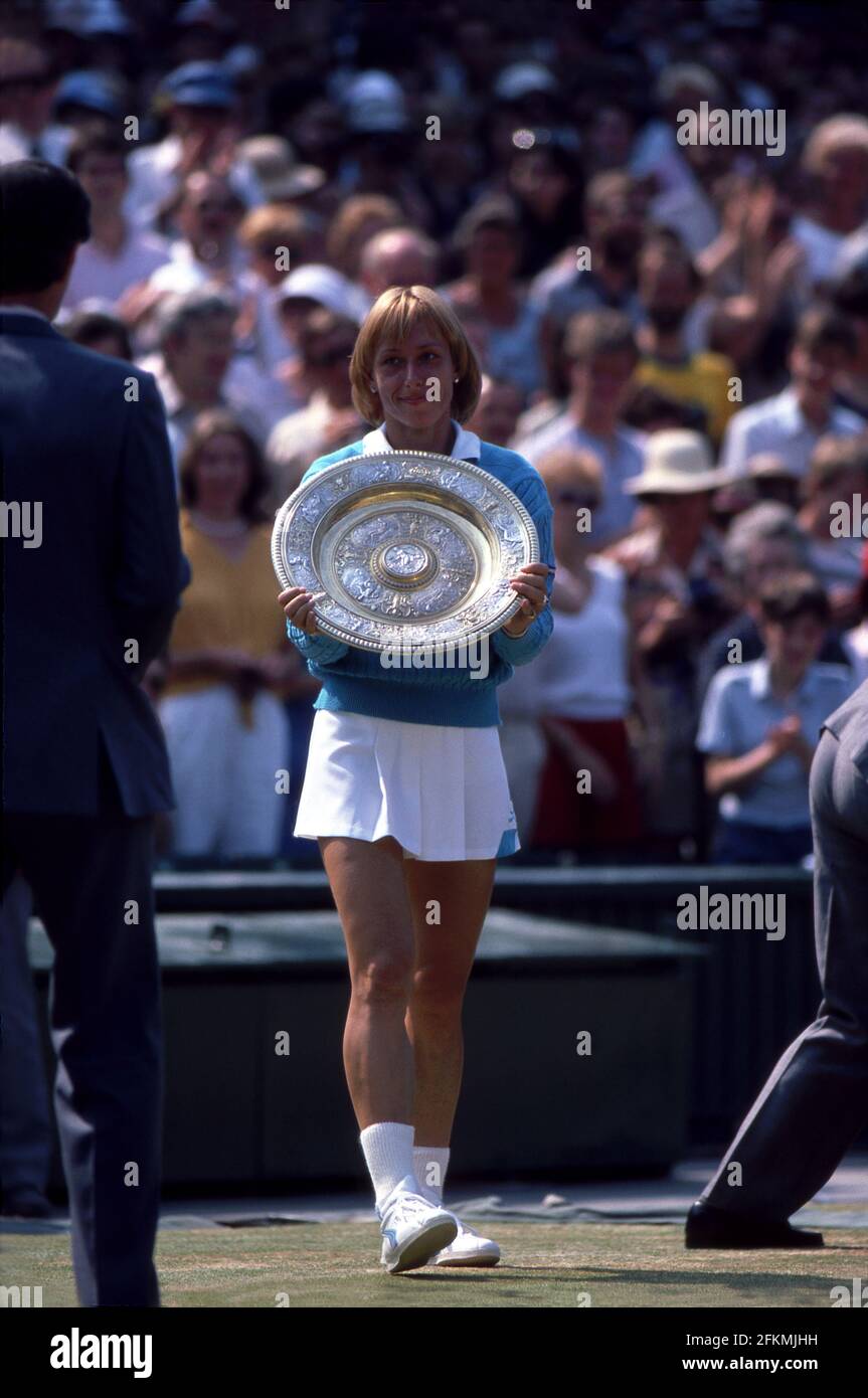 Martina Navratilova hält die Champions Plate, nachdem sie Chris Evert Lloyd besiegt hat, um die 1984 Wimbledon-Meisterschaften zu gewinnen. Stockfoto