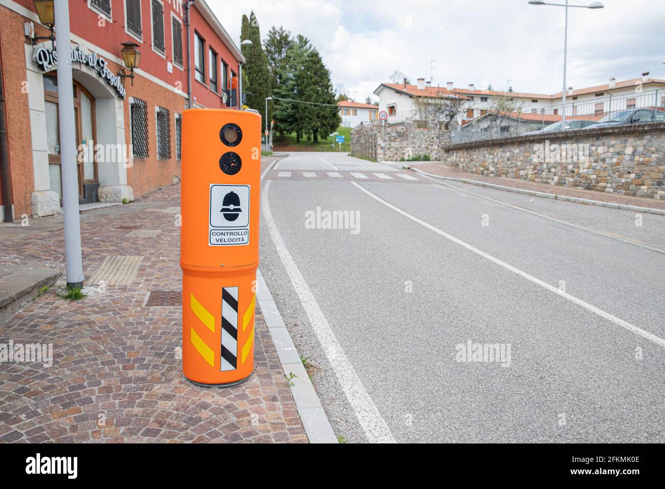 Speed ​​camera wird am Straßenrand installiert, um die Geschwindigkeit zu überwachen Von Leitern Stockfoto