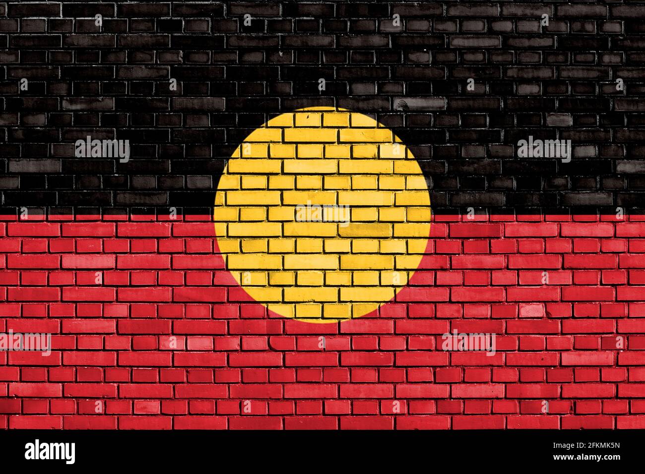 Flagge der Aborigines-Australier auf Ziegelmauer gemalt Stockfoto