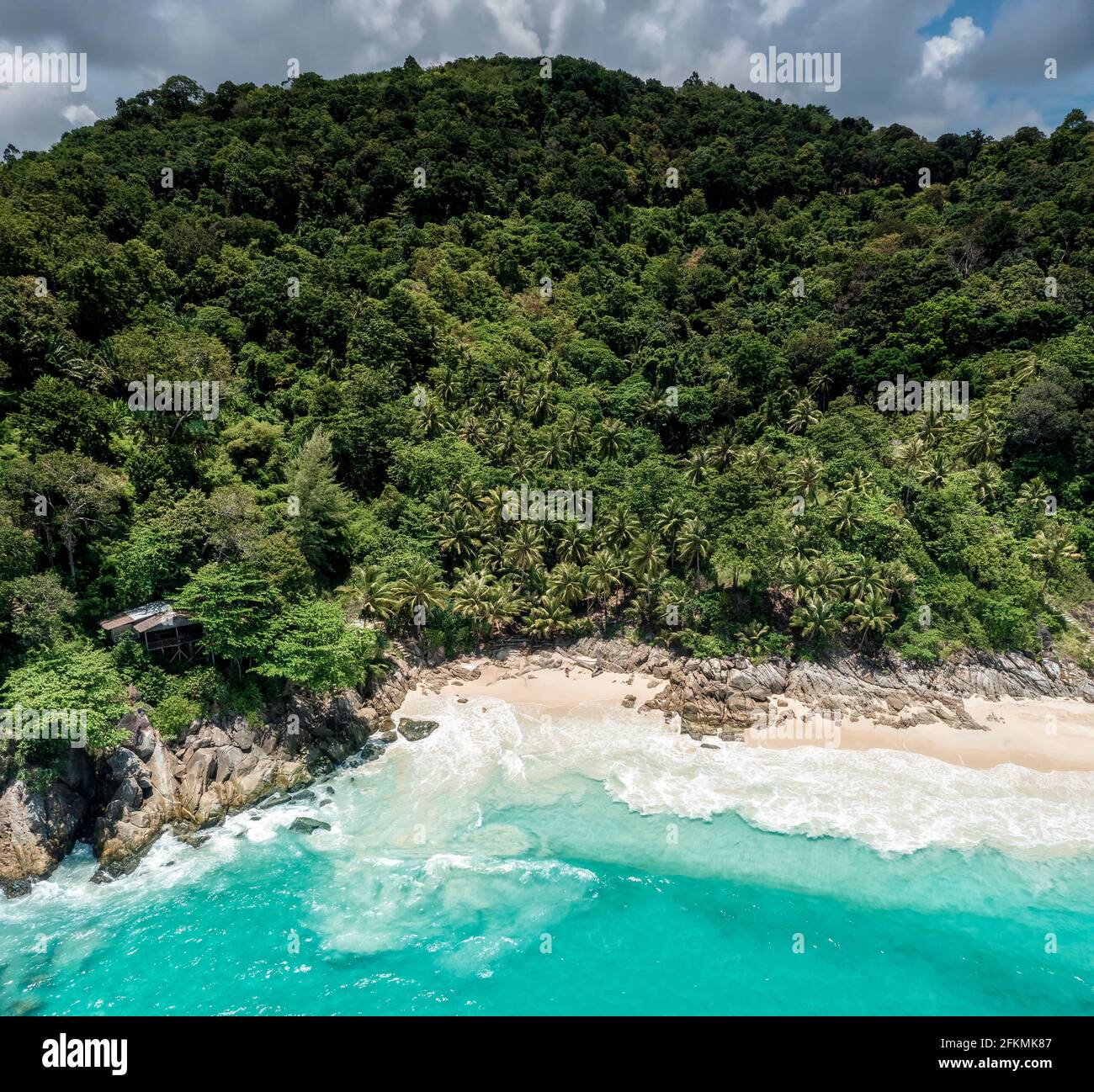 Luftdrohne von oben nach unten Blick auf den wunderschönen Strand blaues Meer. Panoramablick auf den Strand mit Kokospalme. Luftaufnahme Drohne weißen Strand Sand. Blauer Seegel Stockfoto