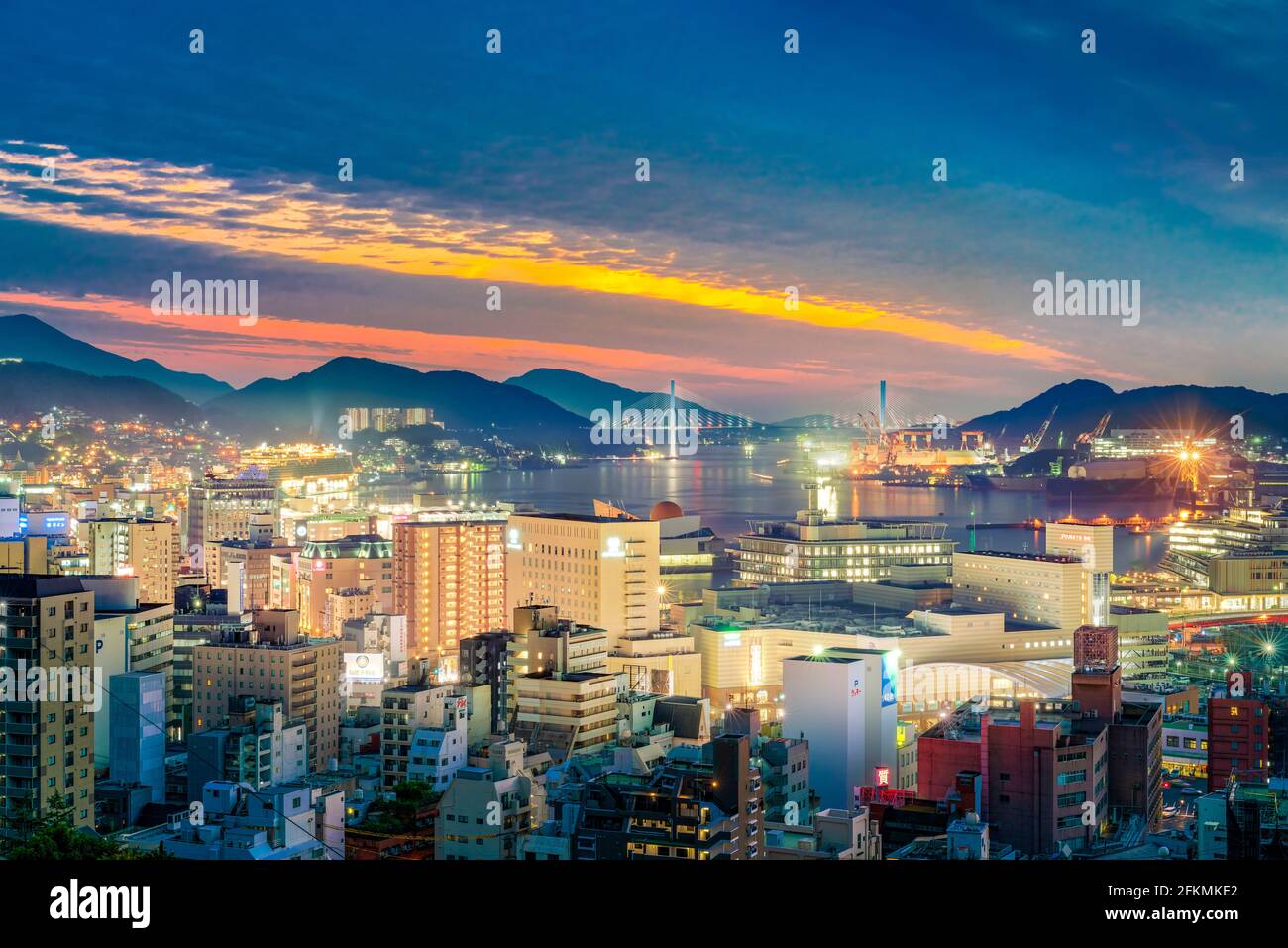 Skyline von Nagasaki Stadtbild des Hafens von Nagasaki nach Sonnenuntergang. Nagasaki City, Japan. Stockfoto