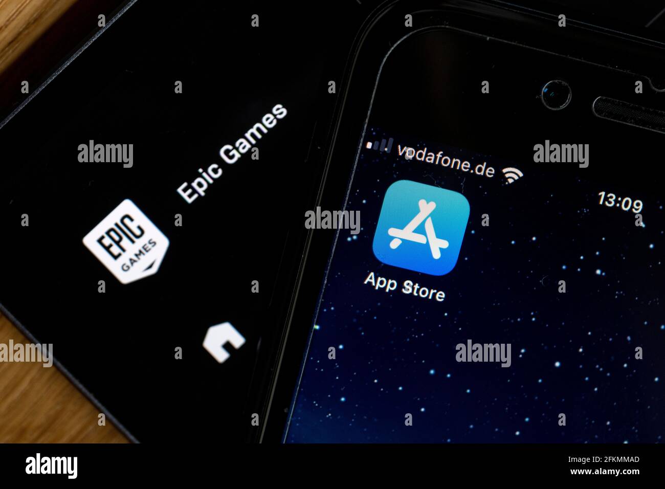 Berlin, Deutschland. Mai 2021. Das App Store-Logo ist neben dem Epic Games Store-Logo auf zwei Bildschirmen zu sehen. Epic, Hersteller des beliebten Spiels „Fortnit“, möchte digitale Artikel in seinen Apps verkaufen, ohne Apple einen Schnitt des Kaufpreises zu geben. Der Konflikt könnte die Funktionsweise des Geschäfts mit Apps und digitalen Inhalten verändern. Quelle: Fabian Sommer/dpa/Alamy Live News Stockfoto