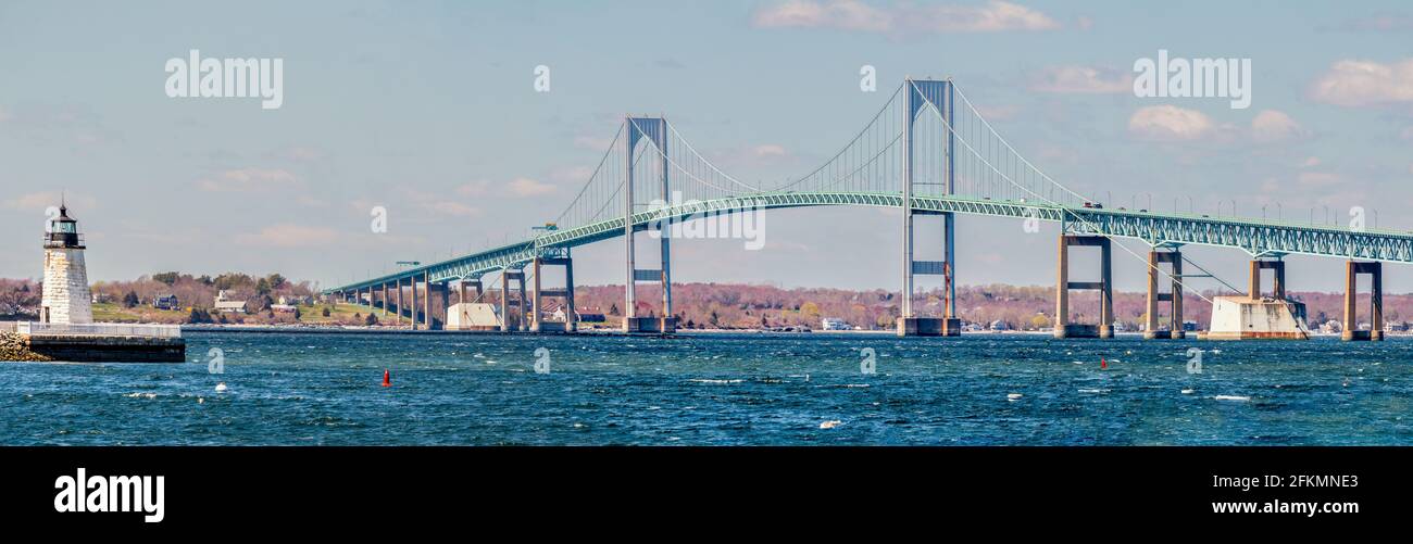 Claiborne Pell / Newport Bridge und Goat Island Lighthouse in Newport, Rhode Island Stockfoto