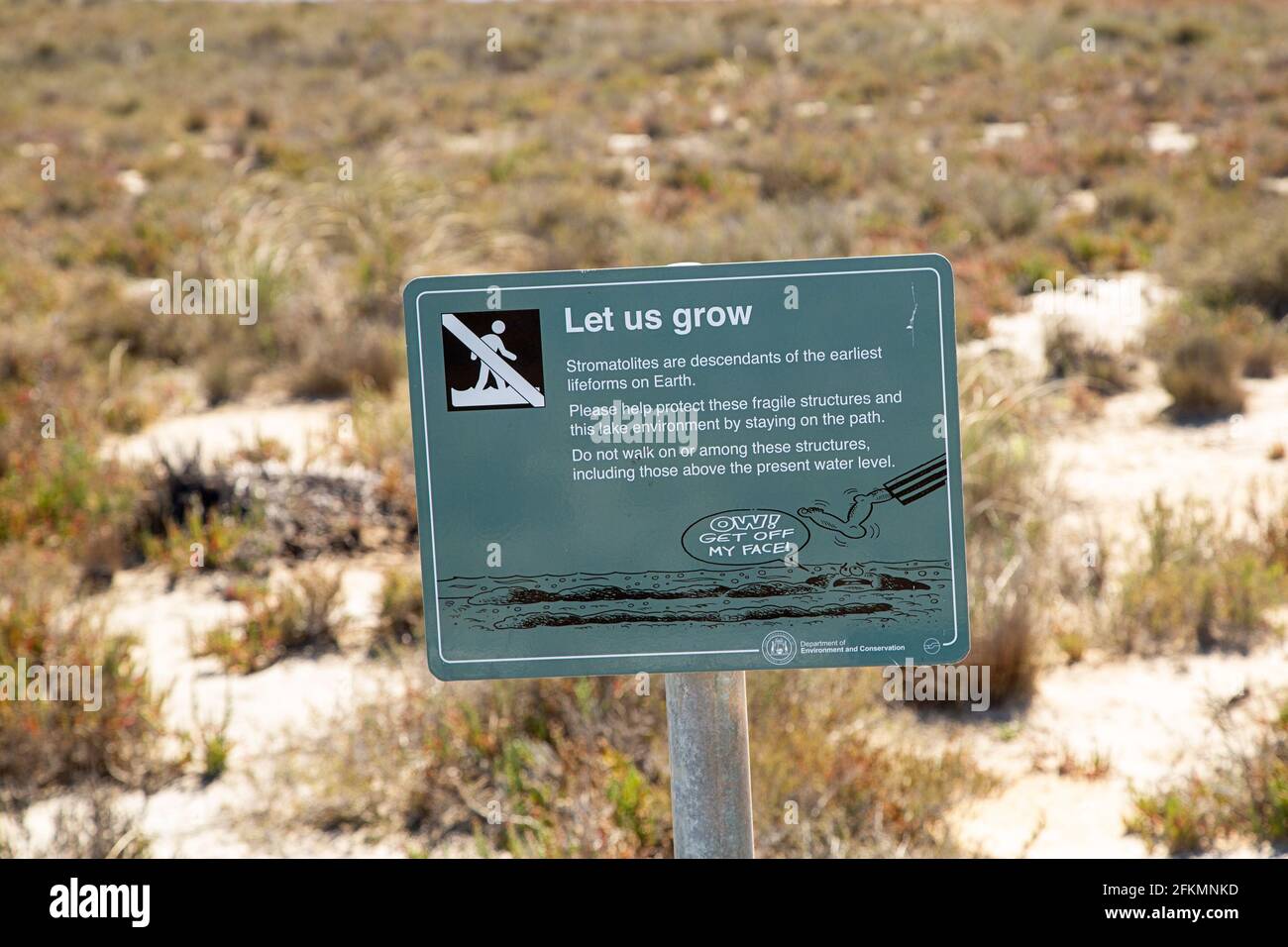 Cervantes, Westaustralien - 2. Mai 2021: Umweltministerium am Lake Thetis, Cervantes, weist die Menschen darauf hin, nicht zu stehen Stockfoto