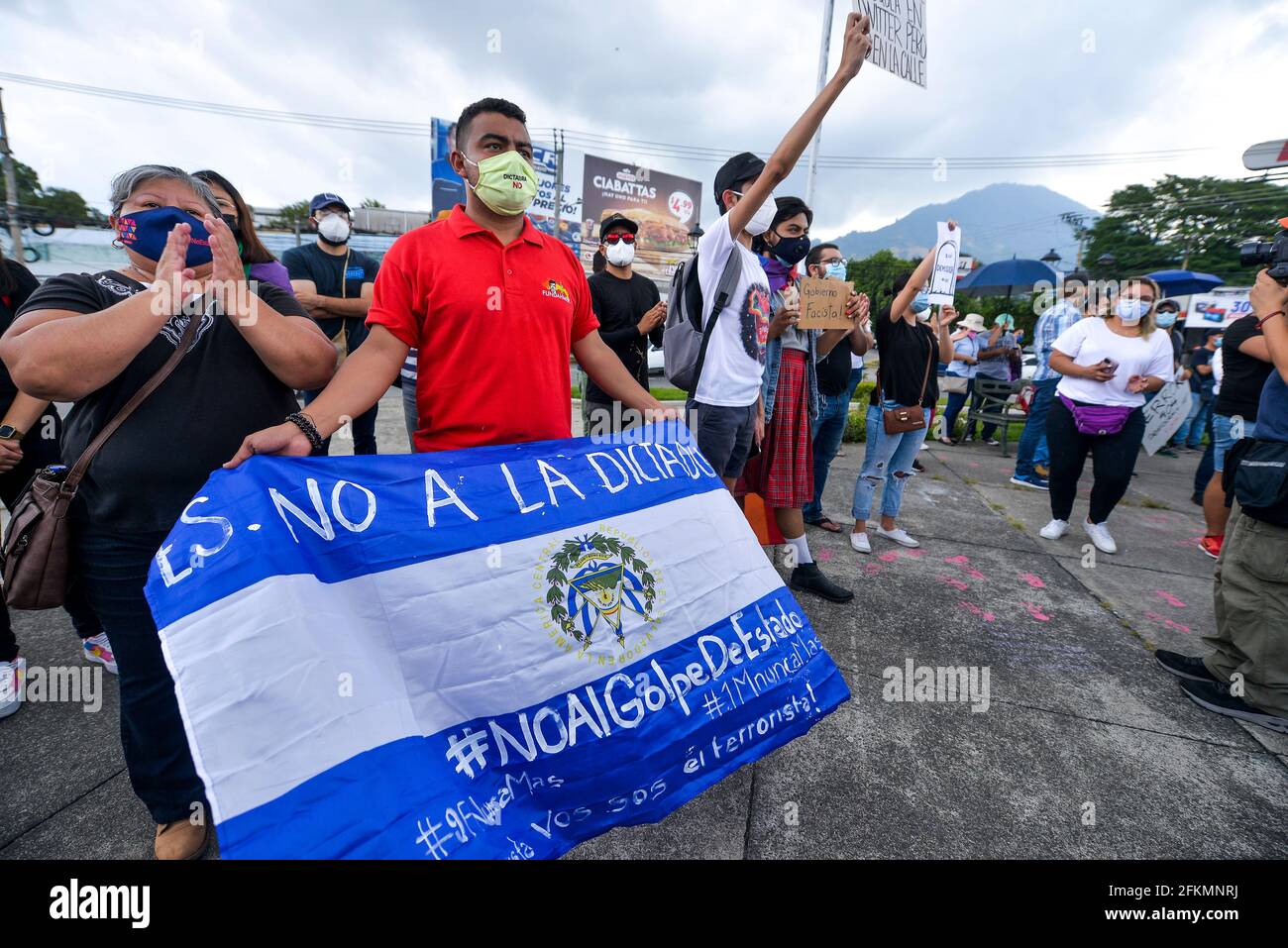 San Salvador, El Salvador. Mai 2021. Während der Demonstration hält ein Protestler eine salvadorianische Flagge.Demonstranten protestieren gegen die Machtübernahme von Präsident Bukele´s Partei im Kongress, wo sie mit 56 von 84 Stimmen das Verfassungsgericht des Obersten Gerichtshofs, das zuvor Regierungsentscheidungen für verfassungswidrig erklärt hatte, sowie den Generalanwalt verdrängten. Kredit: SOPA Images Limited/Alamy Live Nachrichten Stockfoto