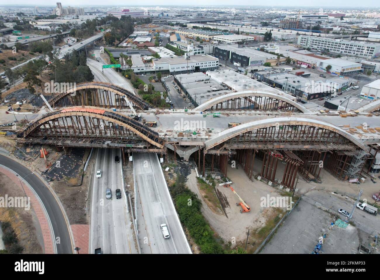 Eine Luftaufnahme des Baus der Sixth Street Viaduct Bridge, Sonntag, 2. Mai 2021, in Los Angeles. Stockfoto