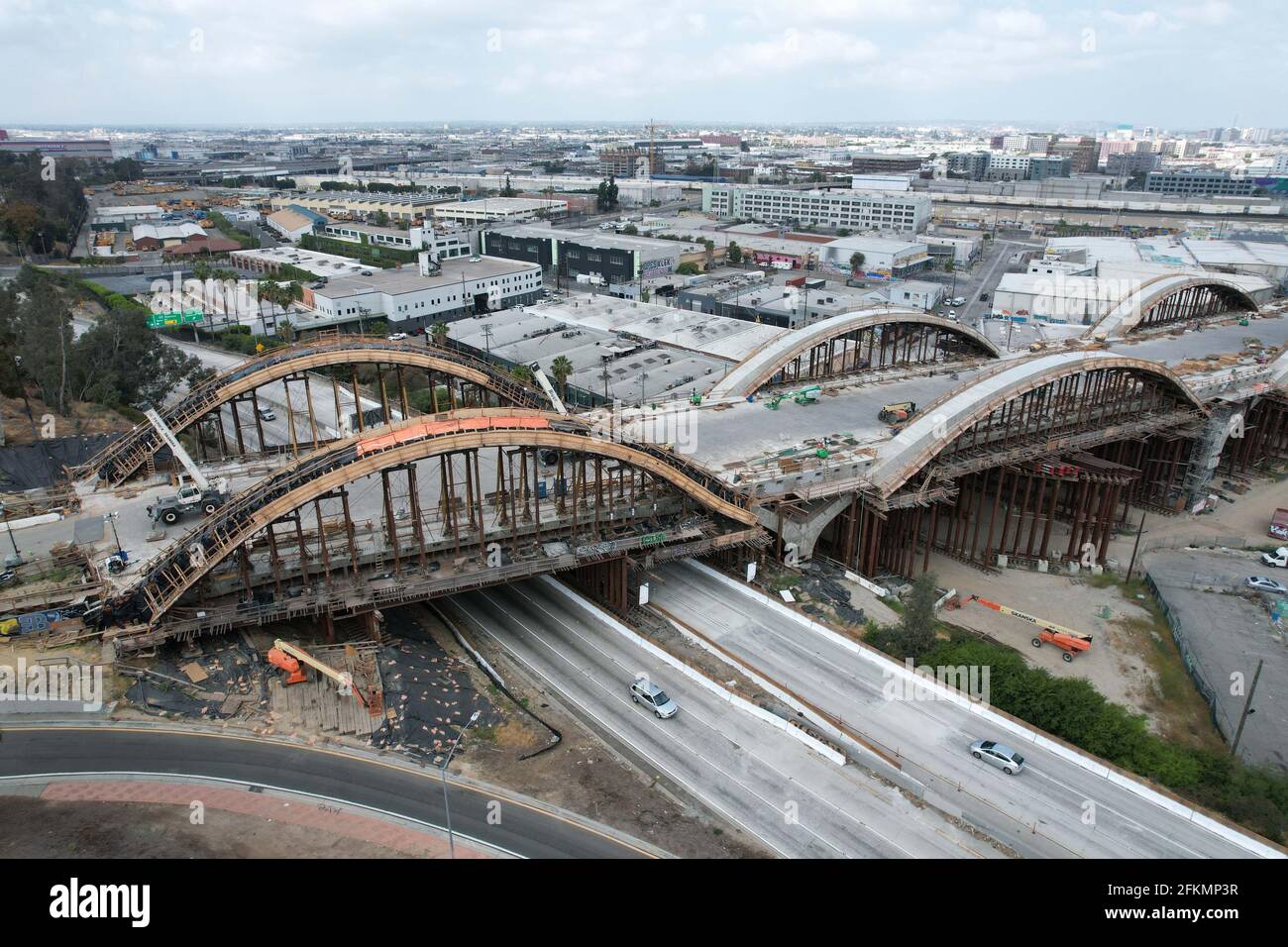 Eine Luftaufnahme des Baus der Sixth Street Viaduct Bridge, Sonntag, 2. Mai 2021, in Los Angeles. Stockfoto