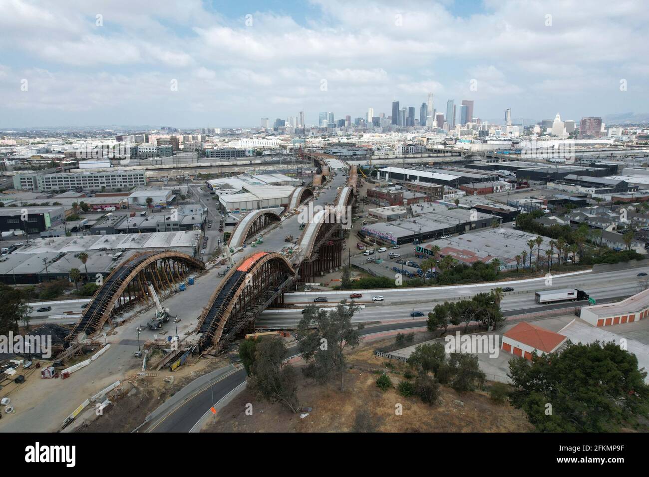 Eine Luftaufnahme des Baus der Sixth Street Viaduct Bridge, Sonntag, 2. Mai 2021, in Los Angeles. Stockfoto